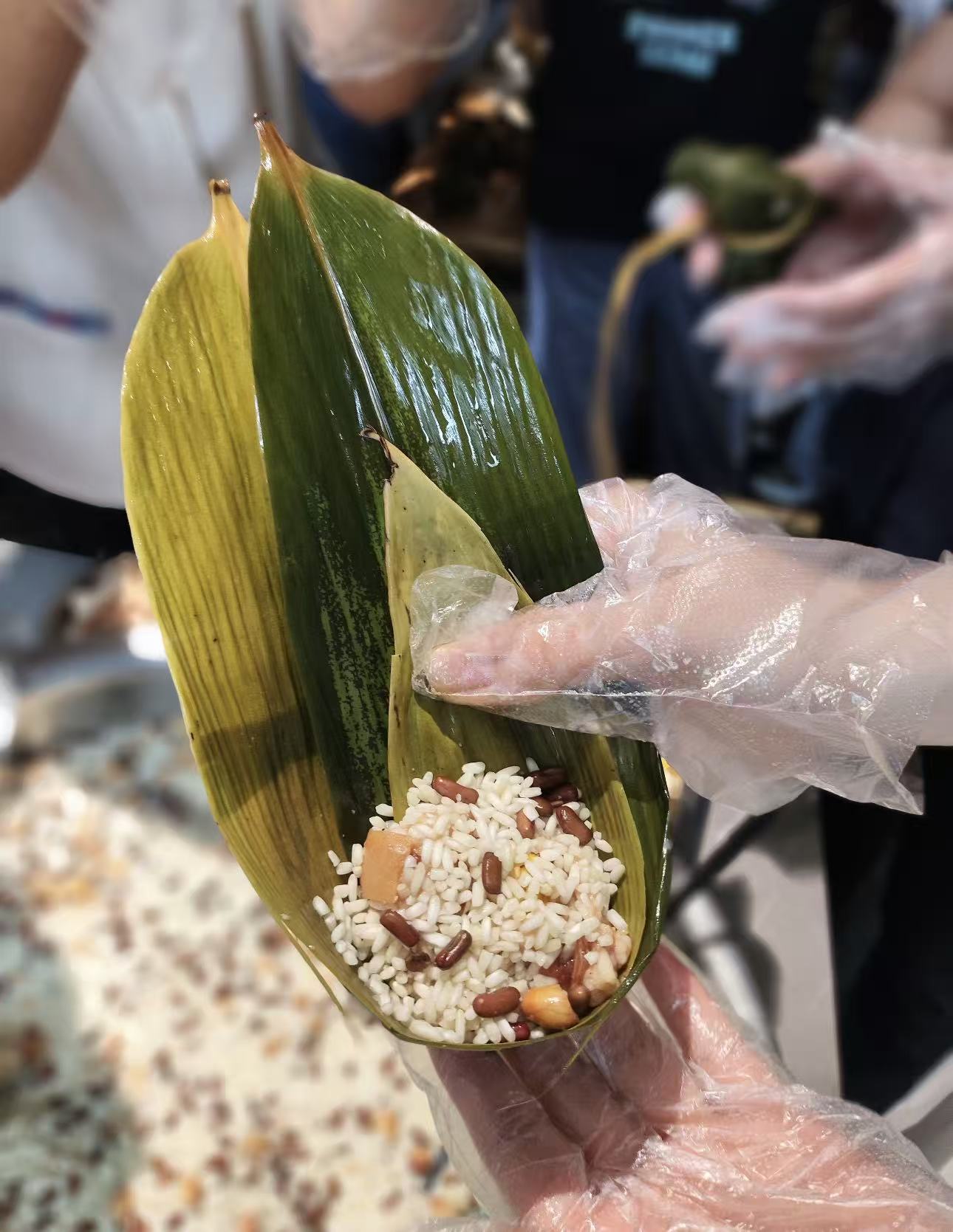 Hojas de arroz fragantes, vínculo de equipo duradero: un récord del evento de formación de equipos del Dragon Boat Festival de Yibaling
